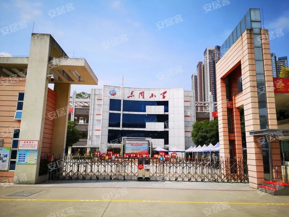小安步行前往周边的2所学校:东周小学和深圳光明中学,感觉距离比较