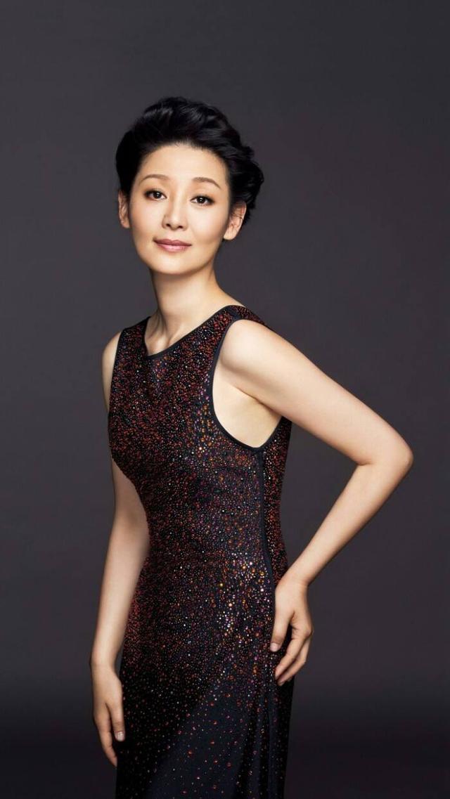 徐帆这次的发型终于弄对了,看着年轻不少还有气质,妆容也精致