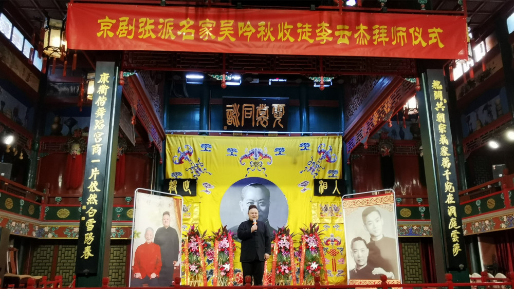 郭德纲弟子拜访新师相声评书京剧书画多栖发展日子过得真潇洒