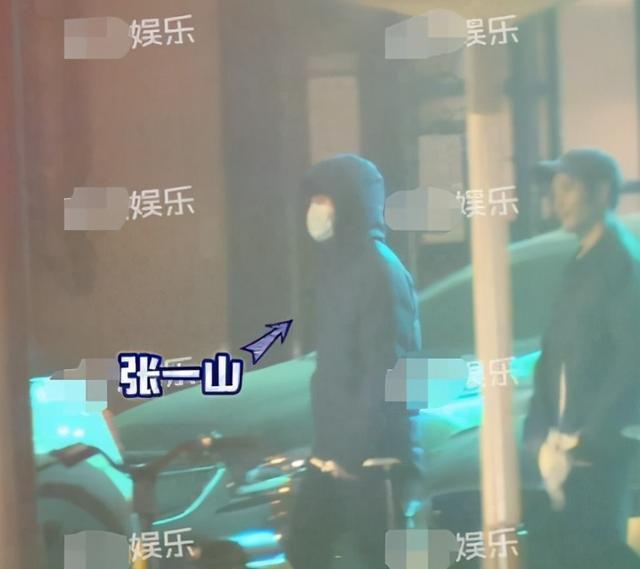 张一山|张一山又有新恋情？被拍与黄发女十指紧扣，深夜同回别墅超甜蜜