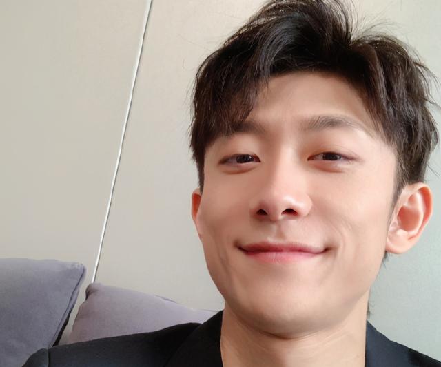 张一山|张一山又有新恋情？被拍与黄发女十指紧扣，深夜同回别墅超甜蜜