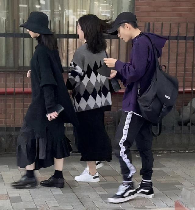 张一山|张一山又有新恋情？被拍与黄发女十指紧扣，深夜同回别墅超甜蜜