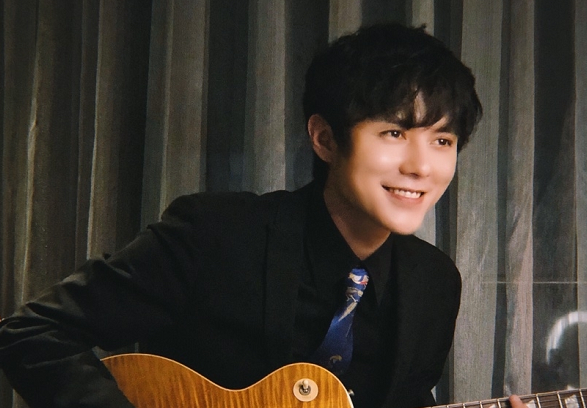 曾比肩李易峰,颜值演技俱佳,32岁的他新造型神似"东方不败"