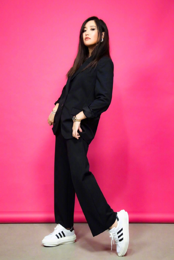 "天生歌姬"黄丽玲,人气下跌学人耍性感,超短裤还故意开个口