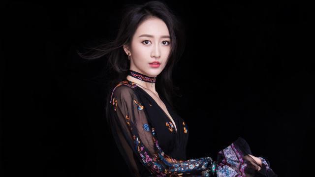 王鸥|杨幂抱完赵薇，王鸥也晒出与赵薇拥抱照，被指“学人精”