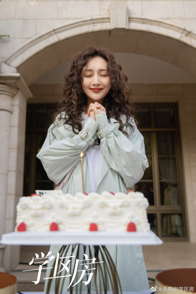 王鸥|杨幂抱完赵薇，王鸥也晒出与赵薇拥抱照，被指“学人精”