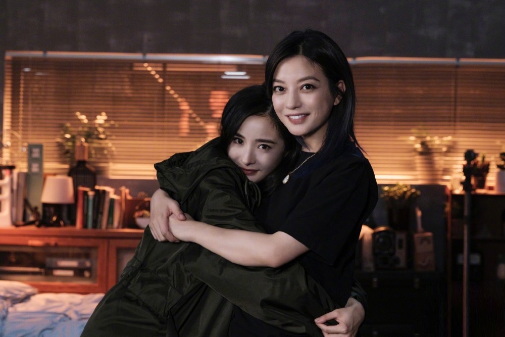 王鸥|杨幂抱完赵薇，王鸥也晒出与赵薇拥抱照，被指“学人精”