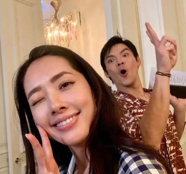 郭碧婷|郭碧婷坐月子，向佐亲自为其剥虾，郭爸爸不放心月子会所给女儿加餐