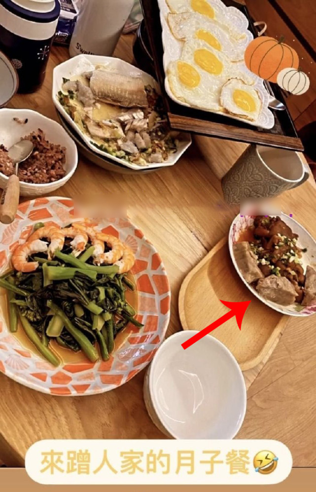 郭碧婷|郭碧婷坐月子，向佐亲自为其剥虾，郭爸爸不放心月子会所给女儿加餐