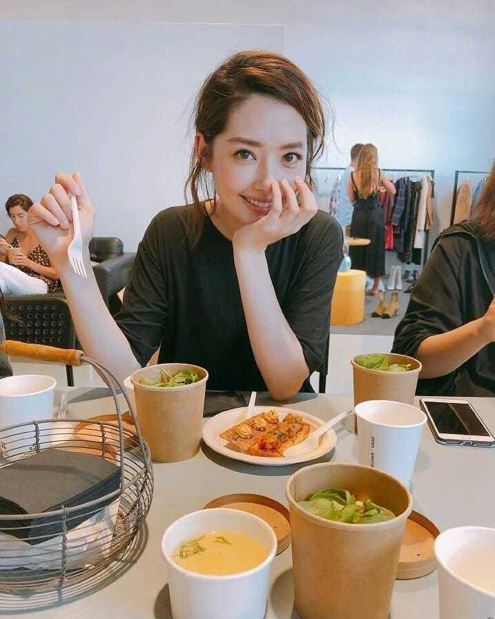 郭碧婷|郭碧婷坐月子，向佐亲自为其剥虾，郭爸爸不放心月子会所给女儿加餐