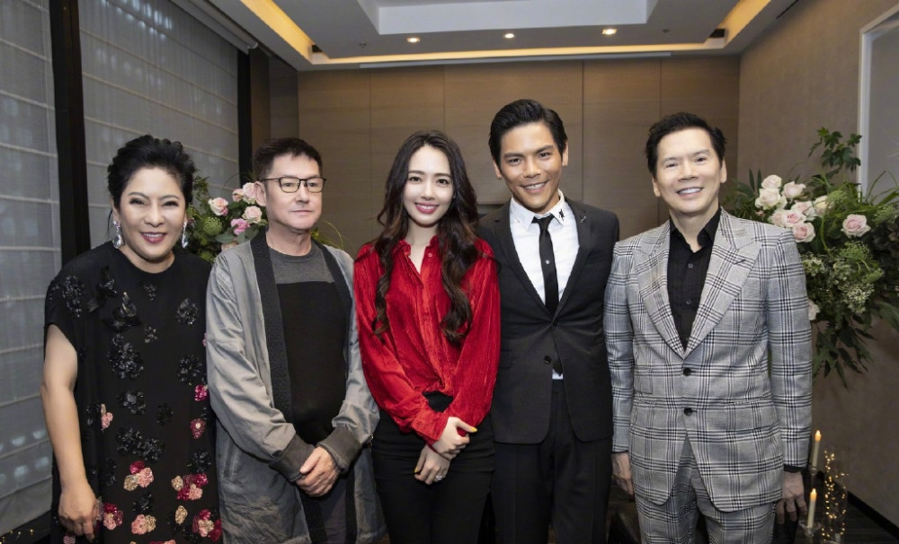 郭碧婷|郭碧婷坐月子，向佐亲自为其剥虾，郭爸爸不放心月子会所给女儿加餐