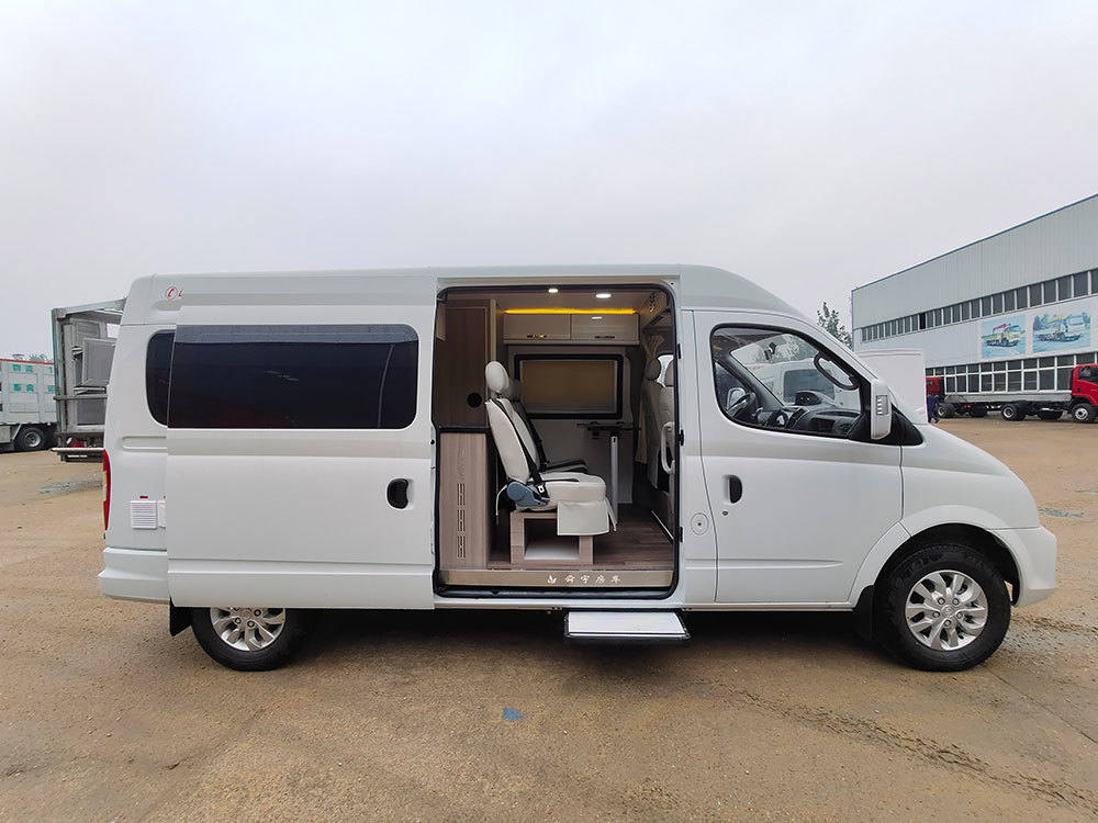 不惧限高大通v80长轴中顶房车交付客户车高234米