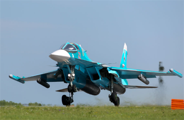 苏-34主起落架相当粗大,安装有串列双轮,使飞机在跑道上起降时减少