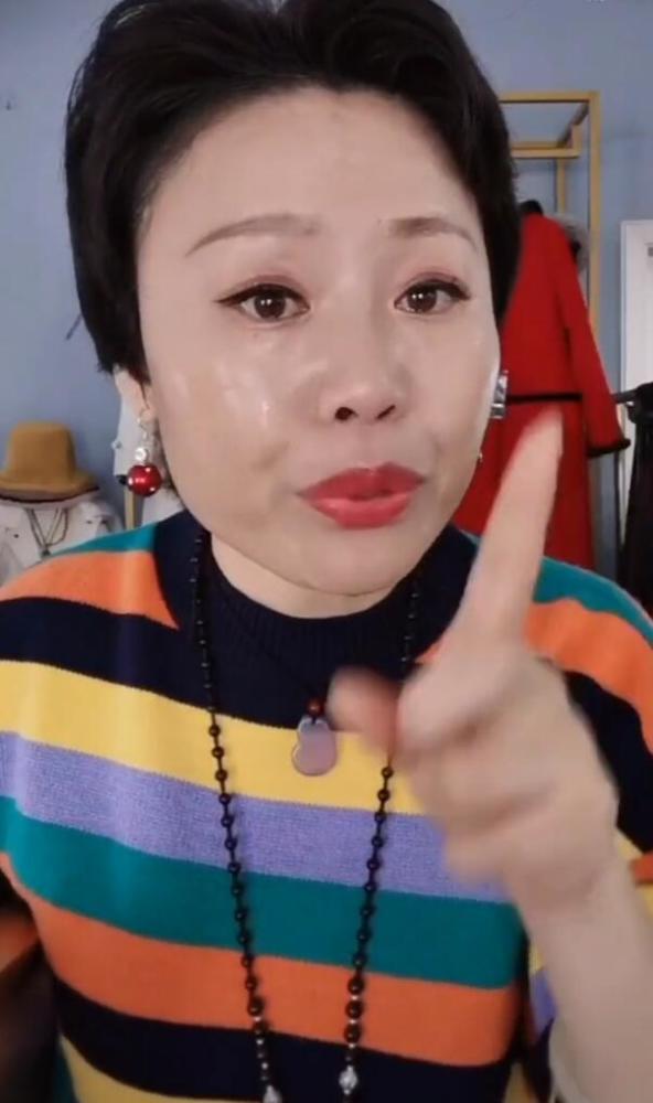 草帽姐|上演苦肉计炒作卖货？草帽姐直播间大哭，被老公家暴抓头发伤透心