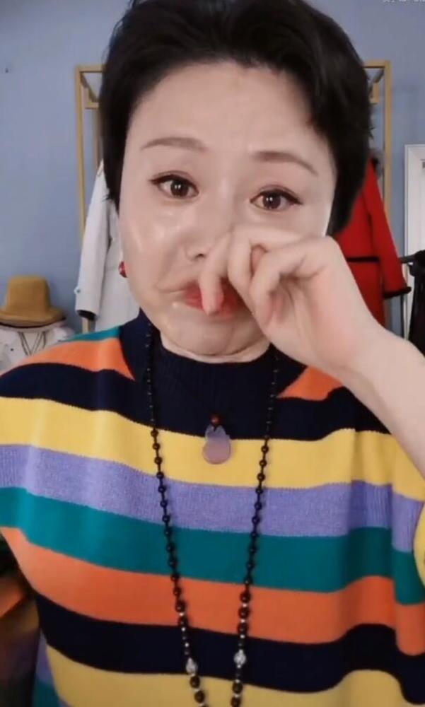 草帽姐|上演苦肉计炒作卖货？草帽姐直播间大哭，被老公家暴抓头发伤透心