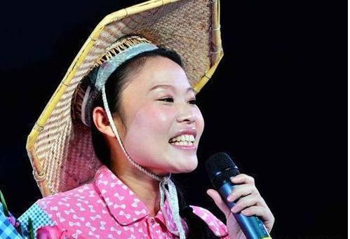 草帽姐|上演苦肉计炒作卖货？草帽姐直播间大哭，被老公家暴抓头发伤透心