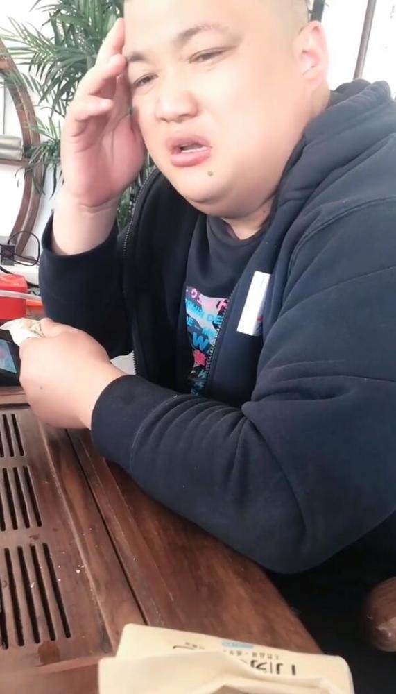 草帽姐|上演苦肉计炒作卖货？草帽姐直播间大哭，被老公家暴抓头发伤透心