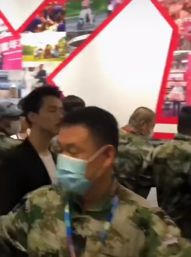 马天宇|马天宇获30多名保安手拉手保护，行走其中疑默许，现场并无粉丝