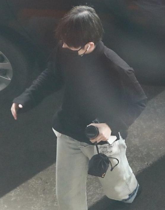 周震南|周震南风波后露面，众人齐呼“还钱”，从男神到债奴太现实