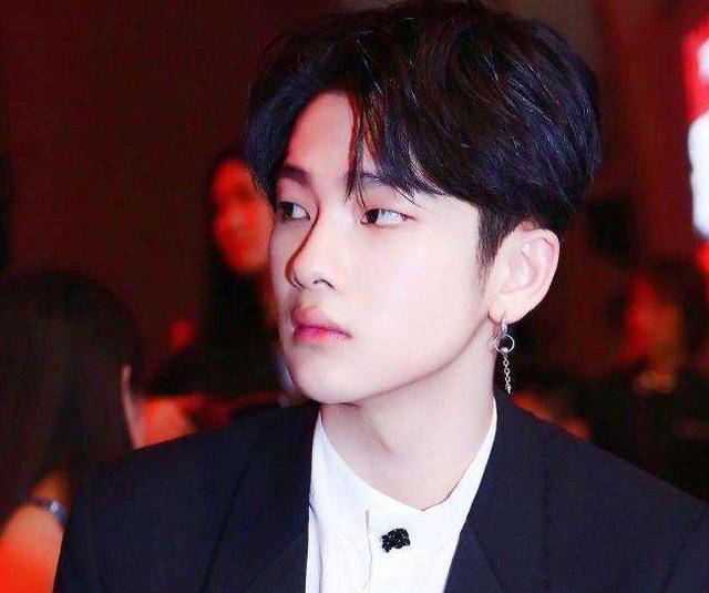 周震南|周震南风波后露面，众人齐呼“还钱”，从男神到债奴太现实