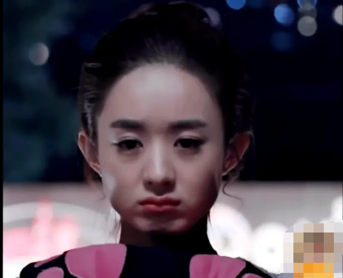 赵丽颖|赵丽颖新剧路透曝光，红衣皮鞋还原农村妇女，被指有下巴后缩危险