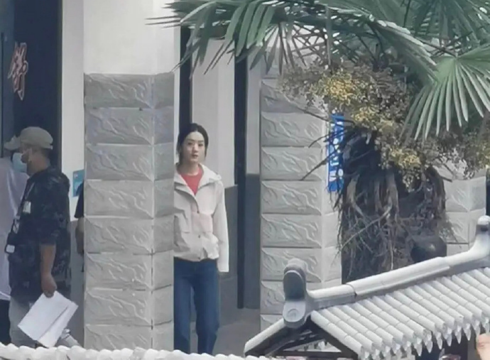 赵丽颖|赵丽颖新剧路透曝光，红衣皮鞋还原农村妇女，被指有下巴后缩危险