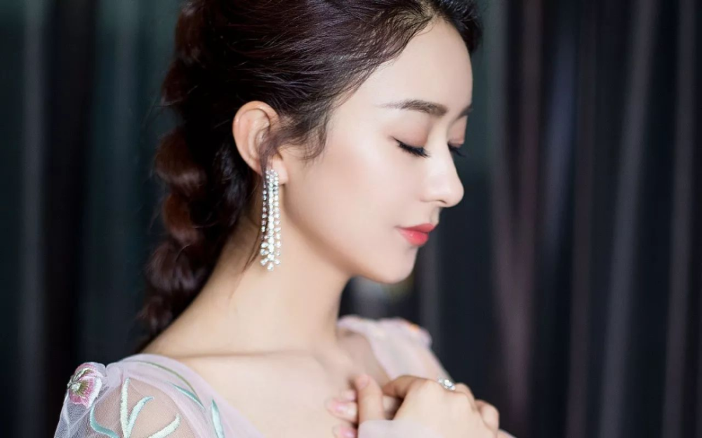 赵丽颖|赵丽颖新剧路透曝光，红衣皮鞋还原农村妇女，被指有下巴后缩危险
