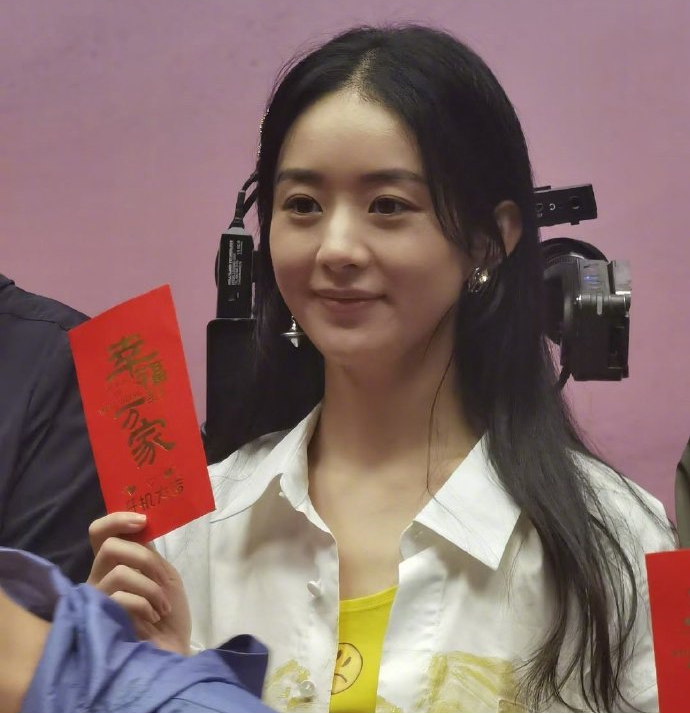 赵丽颖|赵丽颖新剧路透曝光，红衣皮鞋还原农村妇女，被指有下巴后缩危险