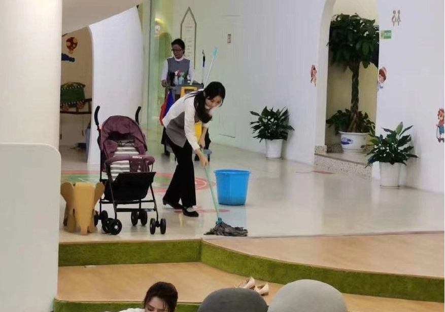 赵丽颖|赵丽颖新剧路透曝光，红衣皮鞋还原农村妇女，被指有下巴后缩危险