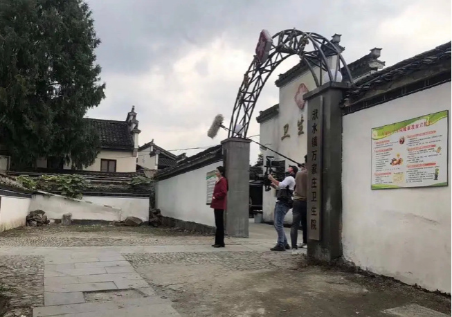 赵丽颖|赵丽颖新剧路透曝光，红衣皮鞋还原农村妇女，被指有下巴后缩危险