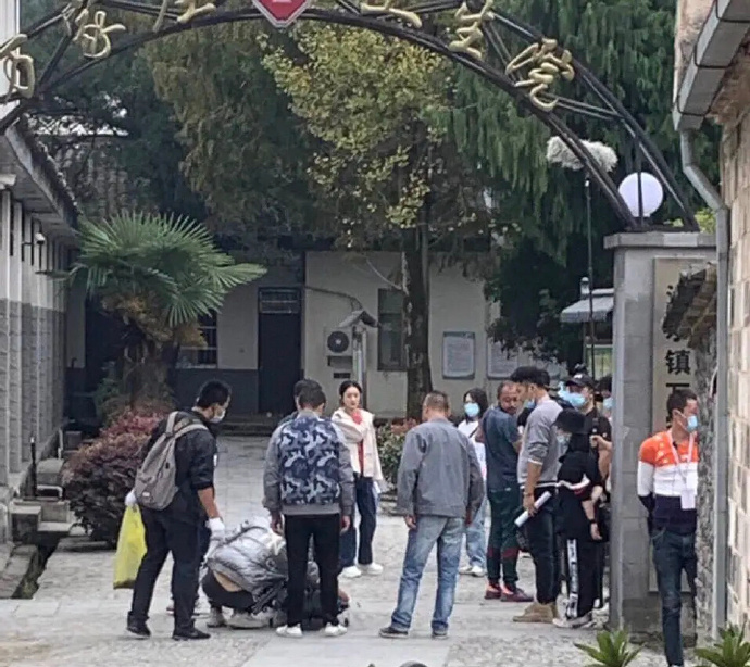 赵丽颖|赵丽颖新剧路透曝光，红衣皮鞋还原农村妇女，被指有下巴后缩危险