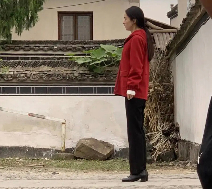 赵丽颖|赵丽颖新剧路透曝光，红衣皮鞋还原农村妇女，被指有下巴后缩危险