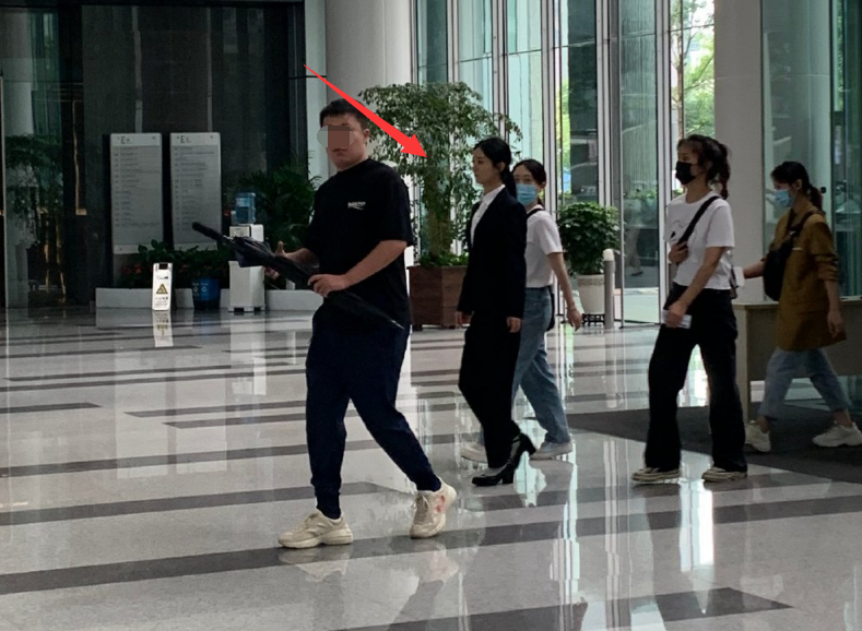 赵丽颖|赵丽颖新剧路透曝光，红衣皮鞋还原农村妇女，被指有下巴后缩危险