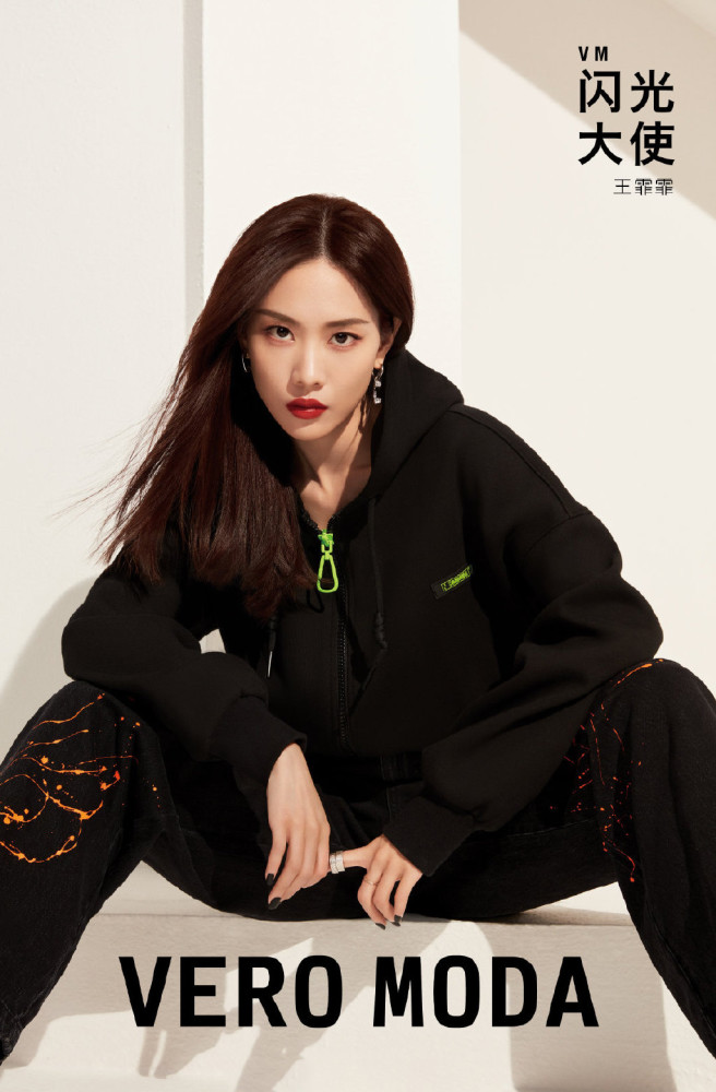 王霏霏的人气热度也在不断攀升,各大品牌的广告代言邀约更是纷至沓来