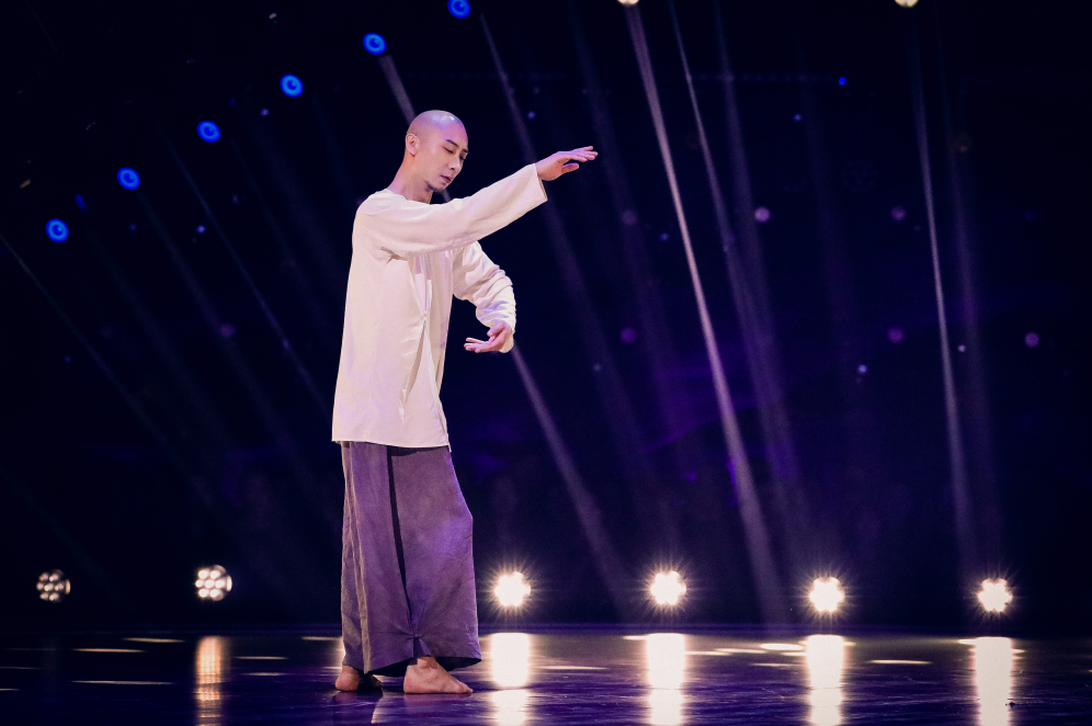 王韬瑞的表演之后,"风暴引领者·风暴鉴证官"张艺兴宽慰落败的舞者道
