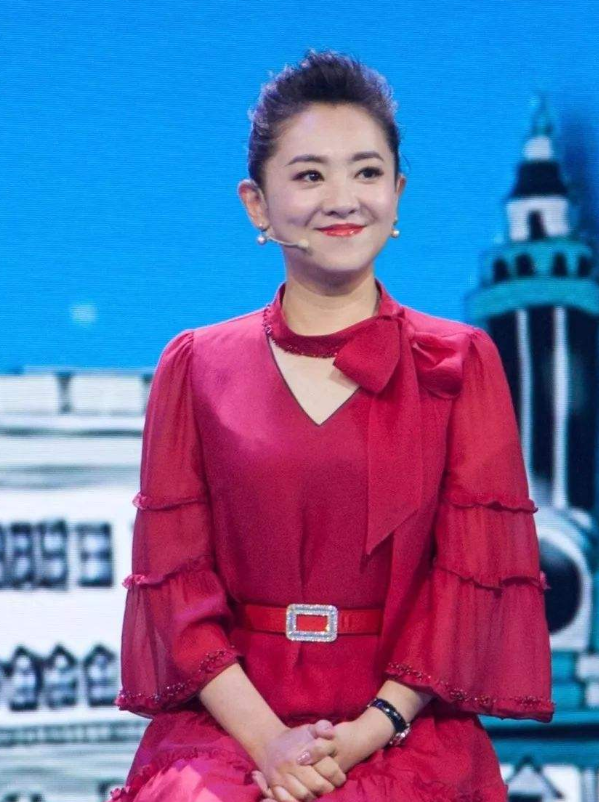 还记得少儿频道的月亮姐姐吗?当她穿上古装后,美到认不出!_腾讯新闻