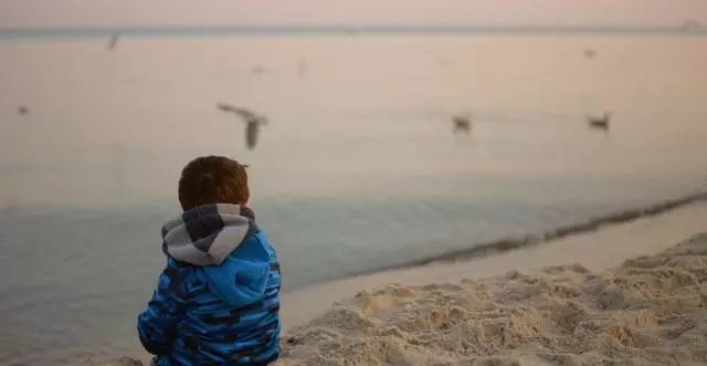 塔罗占卜:图中哪个小孩的背影最孤单?测你的孩子是不是富贵命?