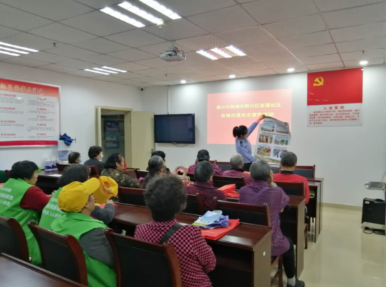 宣传|义渡警事｜大渡口警方开展老年人防诈骗宣传活动