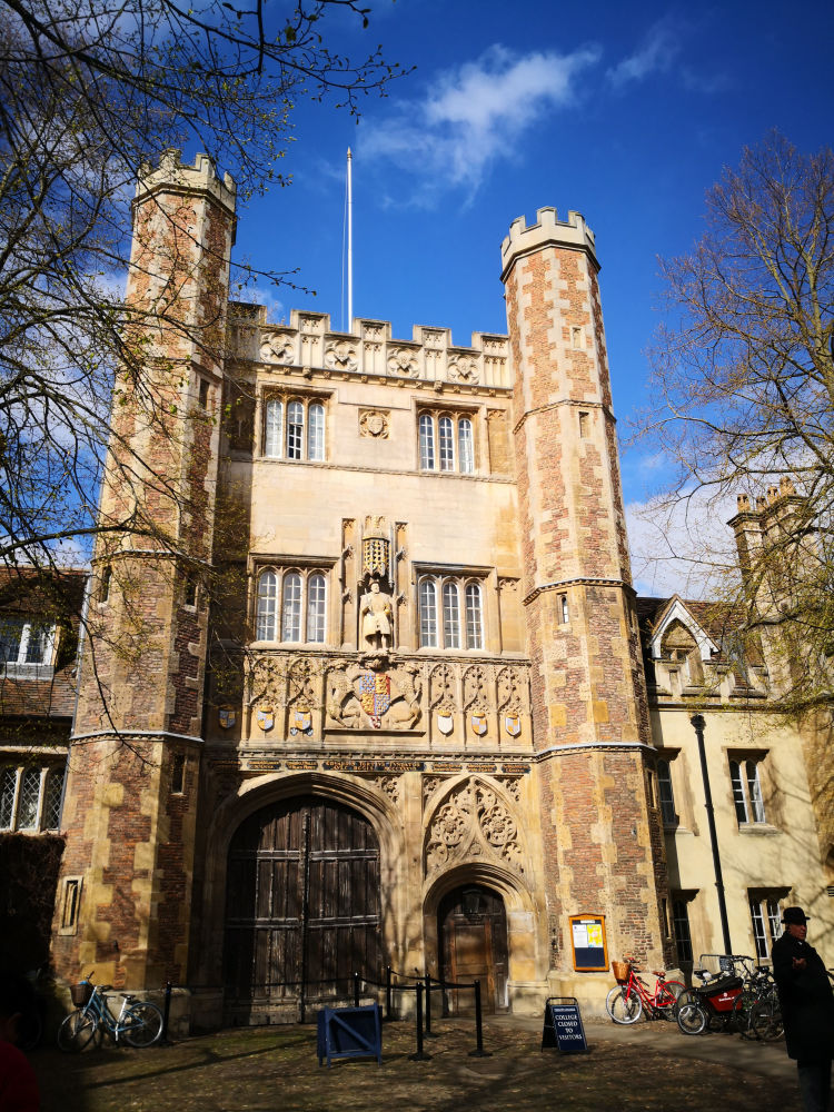 剑桥三一学院大门这样的学生,你们英国真的不考虑开除吗?