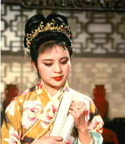 薛宝钗|给宝玉做过针线活的四个女孩，四种心态！