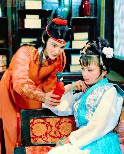 薛宝钗|给宝玉做过针线活的四个女孩，四种心态！