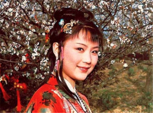 薛宝钗|给宝玉做过针线活的四个女孩，四种心态！