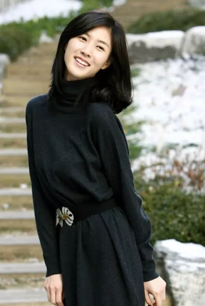 两人相识并相处之后,李尹馨很快便跟赵文虞谈起了恋爱,和每一个人的