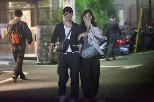 56岁山口智子与丈夫挽手约会 结婚25年无子 比木村拓哉工藤静香还甜 山口智子 工藤静香 山口夫妇 木村拓哉