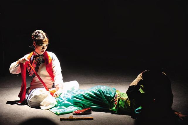 张爱玲金锁记黄金枷锁下的婚姻幻灭无望生活的开始