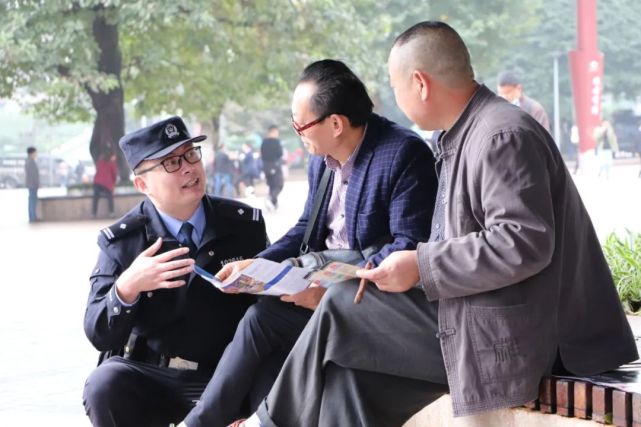 商圈|他跑最勤的腿，做实在的事；他用温情守护千亿商圈