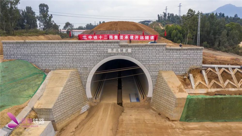 弥蒙铁路首座Ⅰ级高风险隧道贯通,全线建设完成年度投资计划98%_腾讯