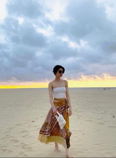 李亚鹏小16岁女友近照吊带裙真洋气曾被曝甩了李亚鹏