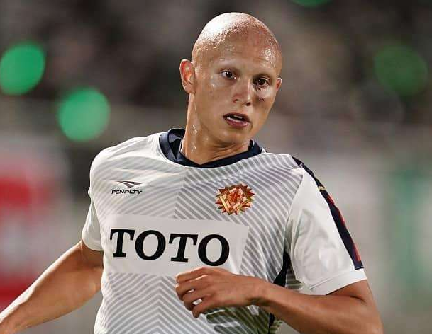 他是日本混血球员,暂列联赛射手榜第二位,在国家队没有任何机会