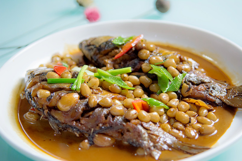 大厨详解泰州人最钟爱的一道菜花生仁烧鲫鱼佐酒下饭少不了